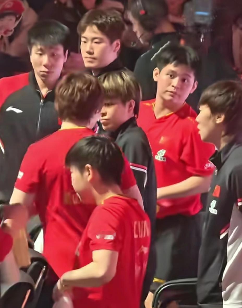 小石头也太可爱了吧，发现还没有和他莎姐击掌，特意挤过去和莎莎击掌，这击掌的