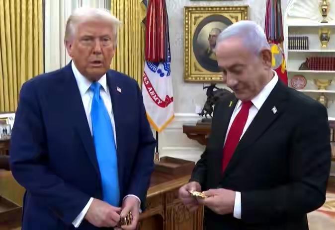 特朗普表情不少，一会发呆，一会欢笑。相较之下，内塔尼亚胡表情就没他丰富。