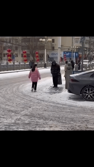 虽然下雪天地面湿滑，很容易滑倒人。但是这么多人竟然能在同一个地方滑倒？这地方