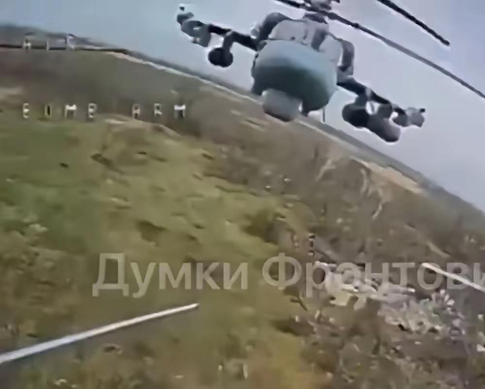 乌军一架FPV击中了一架俄军卡-52武装直升机，导致这架卡-52迫降。两名俄军飞