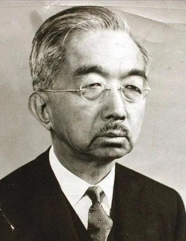 裕仁天皇纵容了自己的亲叔叔朝香宫鸠彦发布杀人命令，导致南京大屠杀。1981年