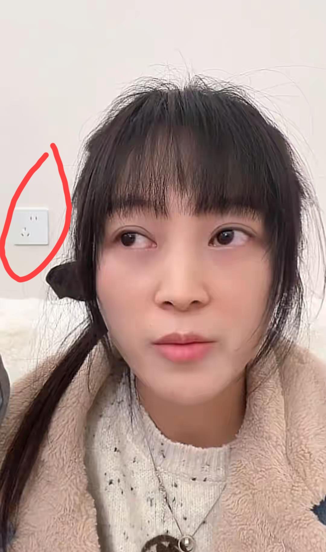 呆呆爆火后首次直播，我注意到两个细节，第一个是她直播后面的墙壁非常新，包