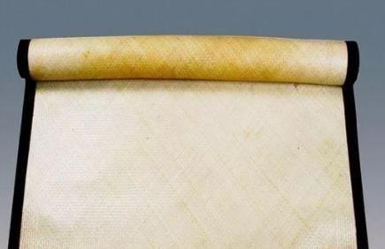 1962年，一古董商在一50岁寡妇家借宿，炎热难耐，寡妇好心为他铺了一张凉席，他