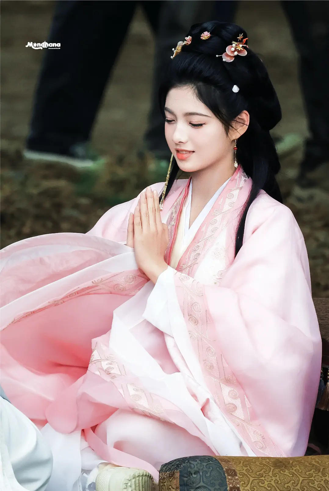 粉色娇嫩你如今几岁？我就说吧少女就得找少女演，雀骨里艾米妆造真的好美