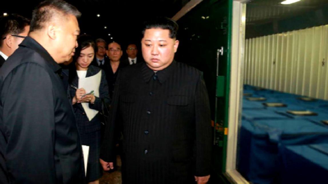 2018年4月22日，朝鲜境内突发一场令举国悲恸的惨剧，金正恩在深切自责中，亲自
