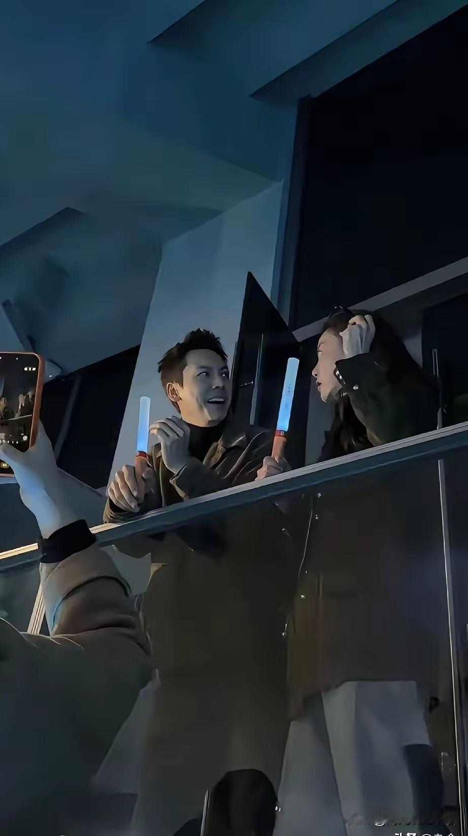 陈伟霆这个爸爸当的好轻松，没有在家陪，没有在家陪孩子，而是来到了谢霆锋的演唱会。