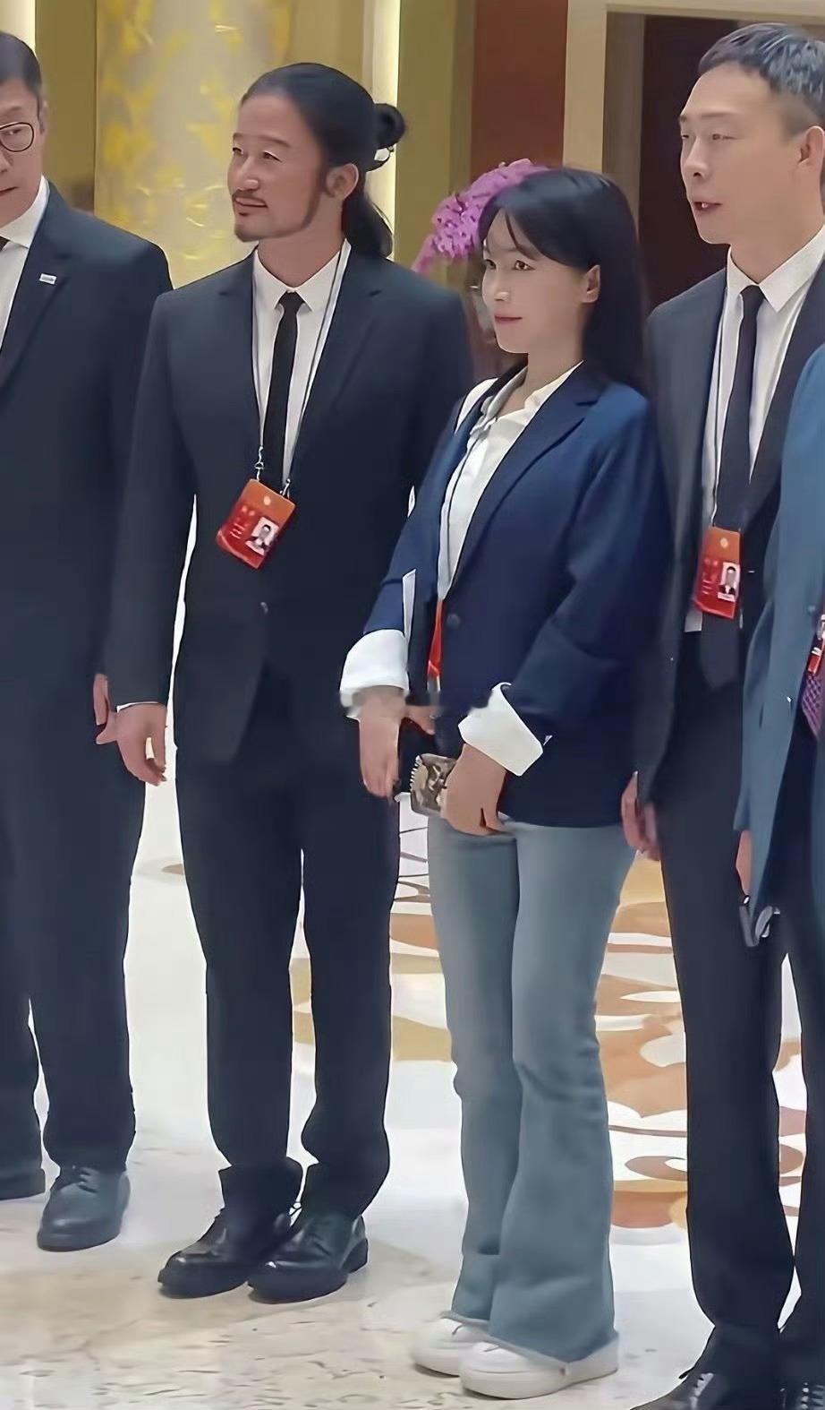 李子柒这丫头挺厉害，凭自己的能力，一个老人带大的农村姑娘，能混到今天，相当厉害了