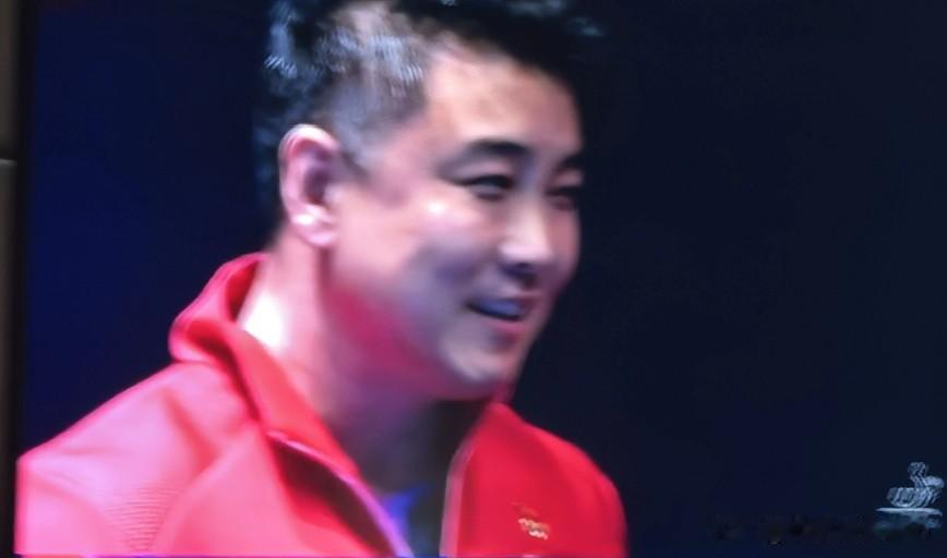 问:王皓这是在对谁笑？答:给人惊喜的林诗栋。因为，“反手王”碾压了“正手王”