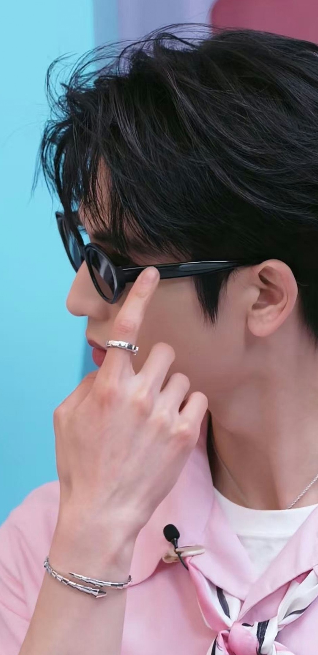 张凌赫·陌森直播凌赫这手也太好看了吧，连指甲盖都是粉粉的，透着那
