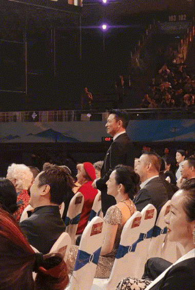 刘德华不知道已经多少次暴露自己的素质了！有一次颁奖典礼上，主持人提到刘德华的