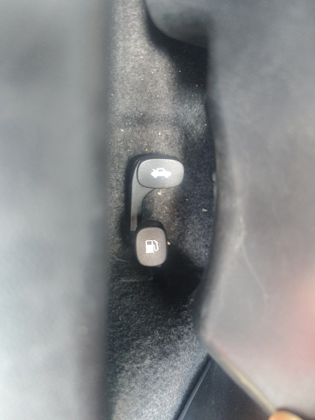 威朗后备箱开关这个智障开关真是服了，每次扳起来开后备箱，都会开邮箱盖。会挤在一