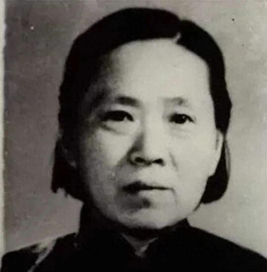 南昌起义会昌血战，陈赓膝盖骨被打碎，倒在死人堆里等死。17岁的女兵杨庆兰发现了他