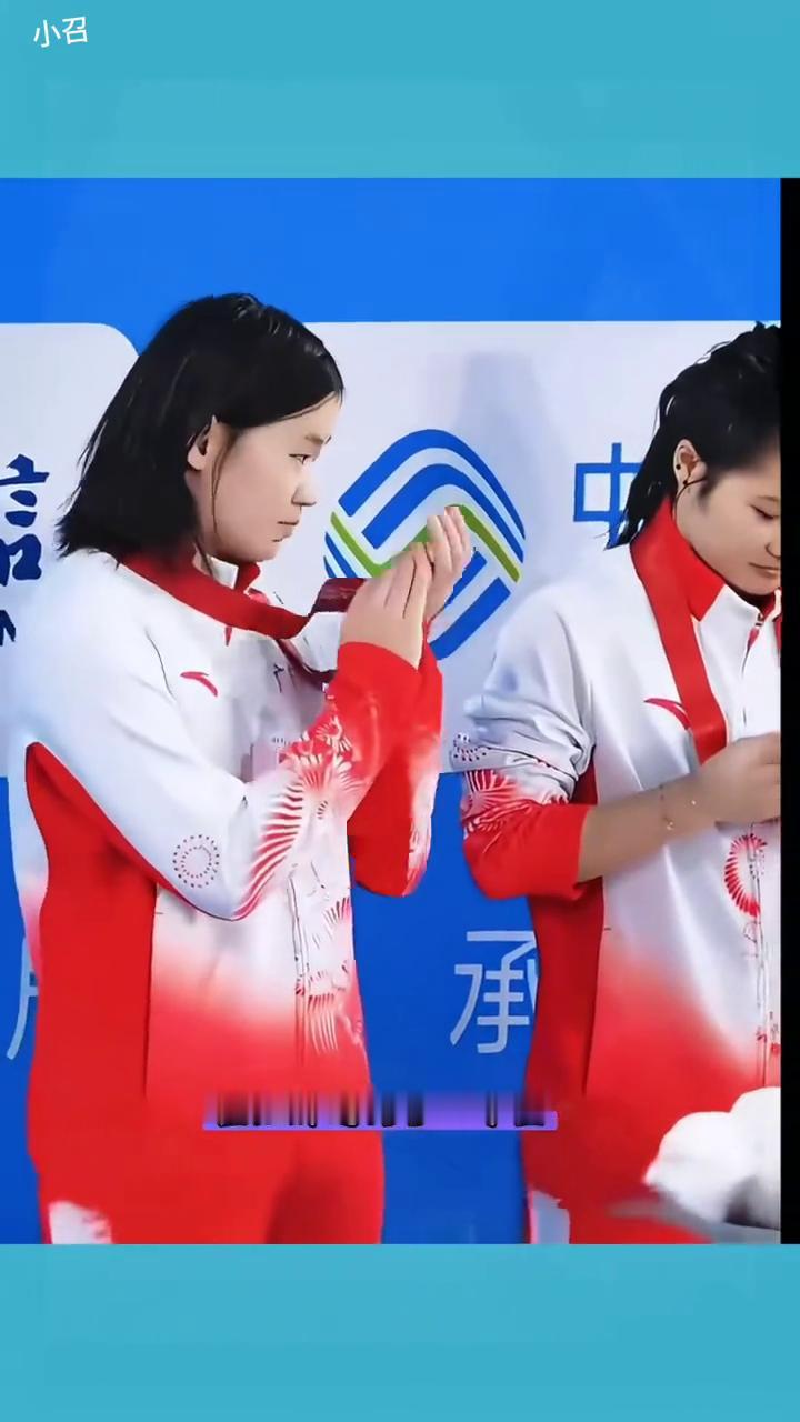 全红蝉不为人知的故事。全红蝉颁奖台上这一幕让人动容。全红蝉拿着金牌看了很久，小