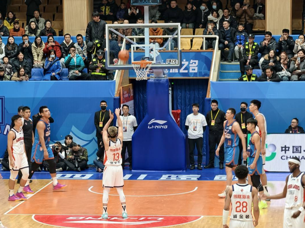 12月13日晚，四川男篮在主场迎来2025-2026赛季CBA常规赛首轮比赛。面