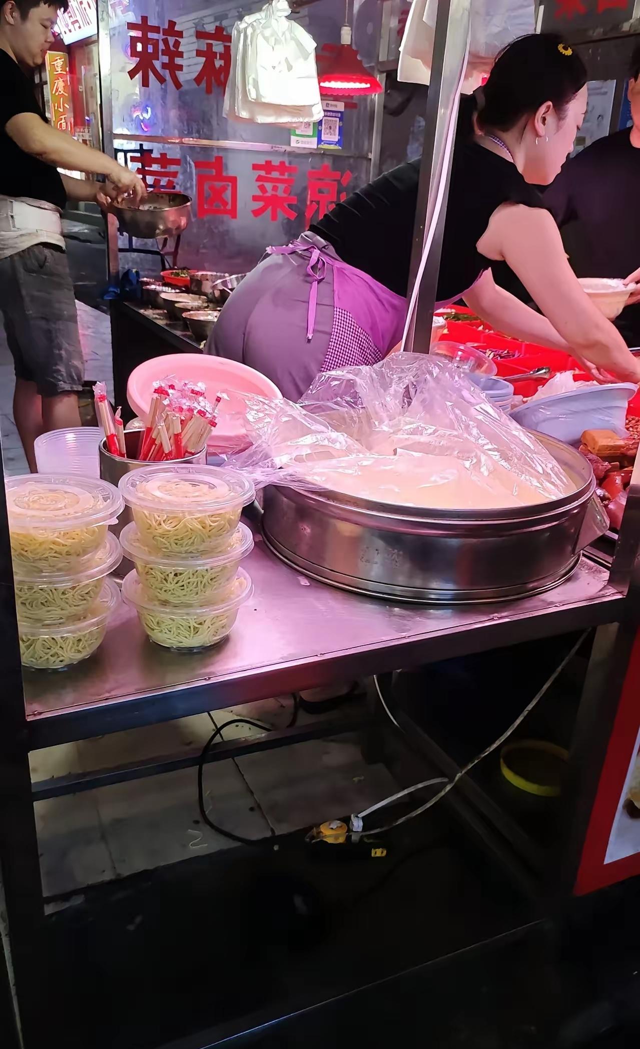 美女老板娘生意就是好，忙不过来了