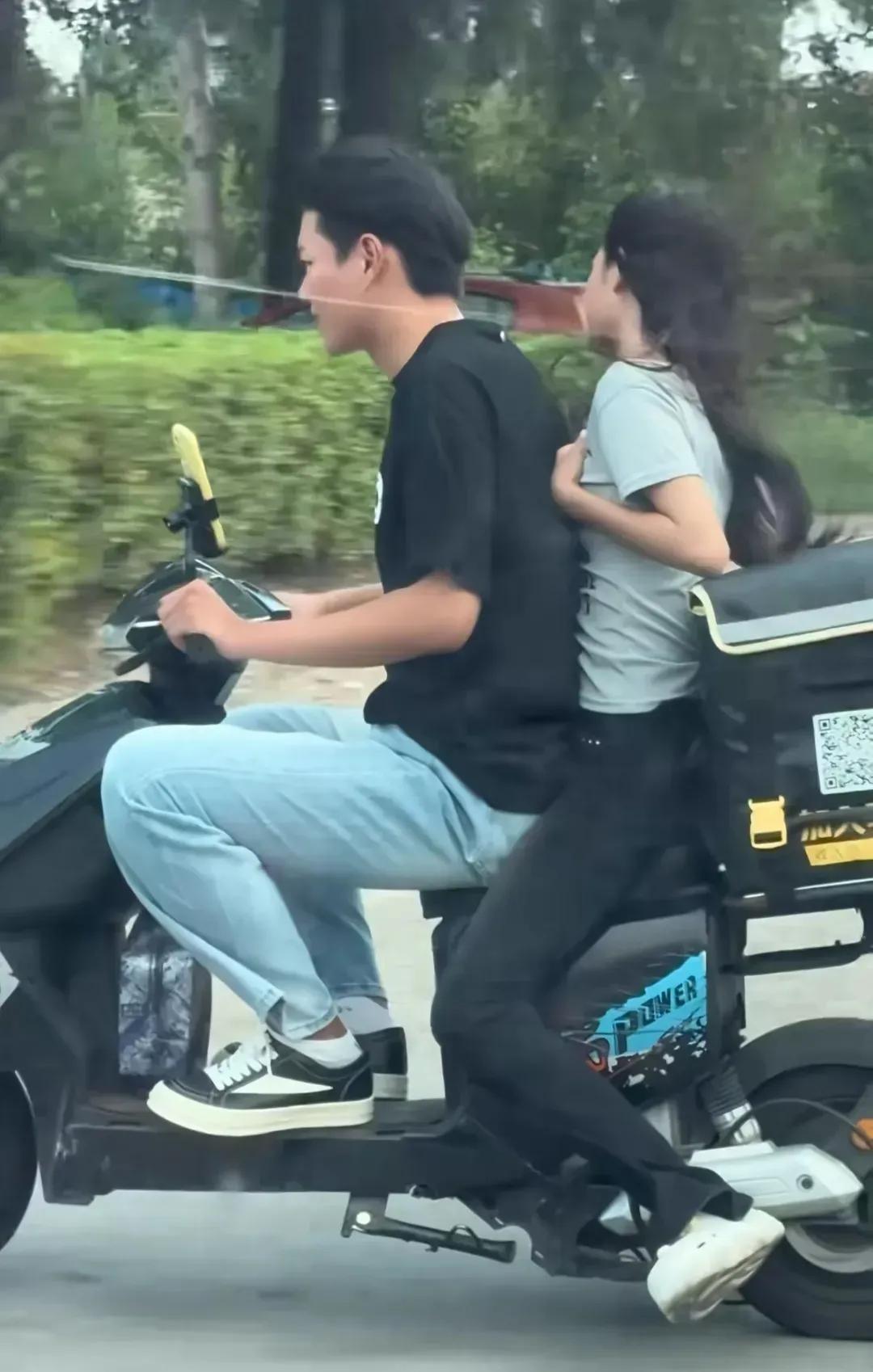 没带头盔，防护不到位啊