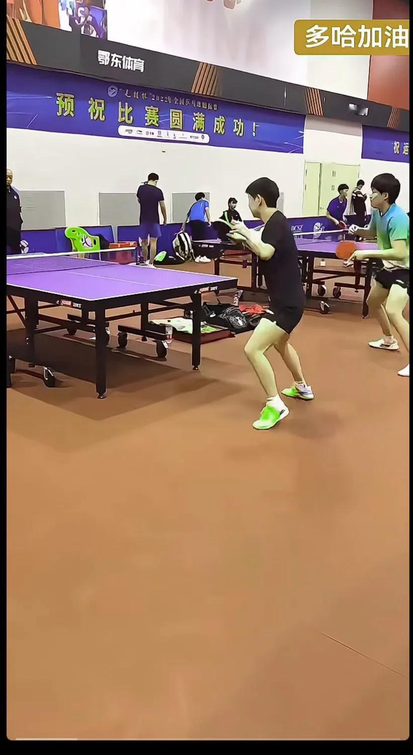 看王楚曦和莎莎混双。步法稳定，交换有规律。[赞]莎莎楚钦宝贝坚定自信好运连连健