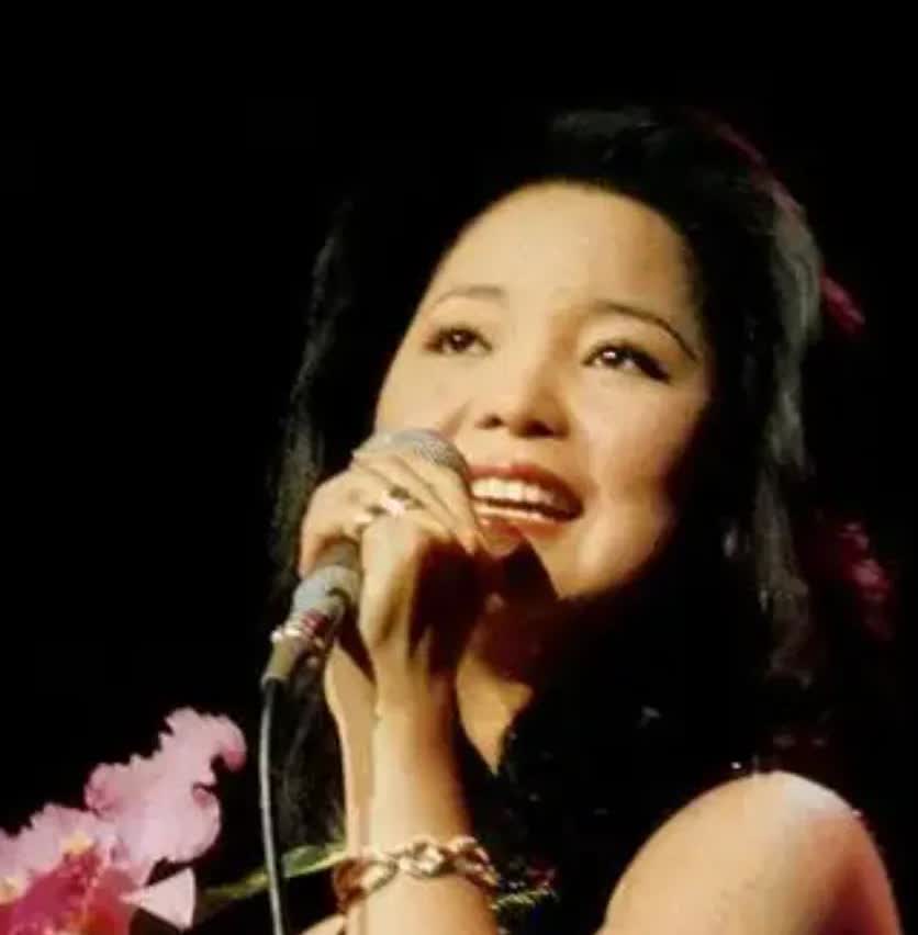 邓丽君的外貌一直是光鲜亮丽青春气息浓厚，可1994年才41岁的她忽然变成了“老太