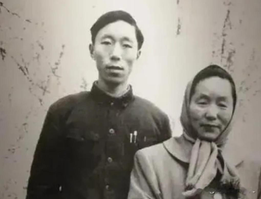 1937年地主扛回昏倒女兵，解开衣襟的瞬间他惊到失语：怀里竟藏着条小生命！那天