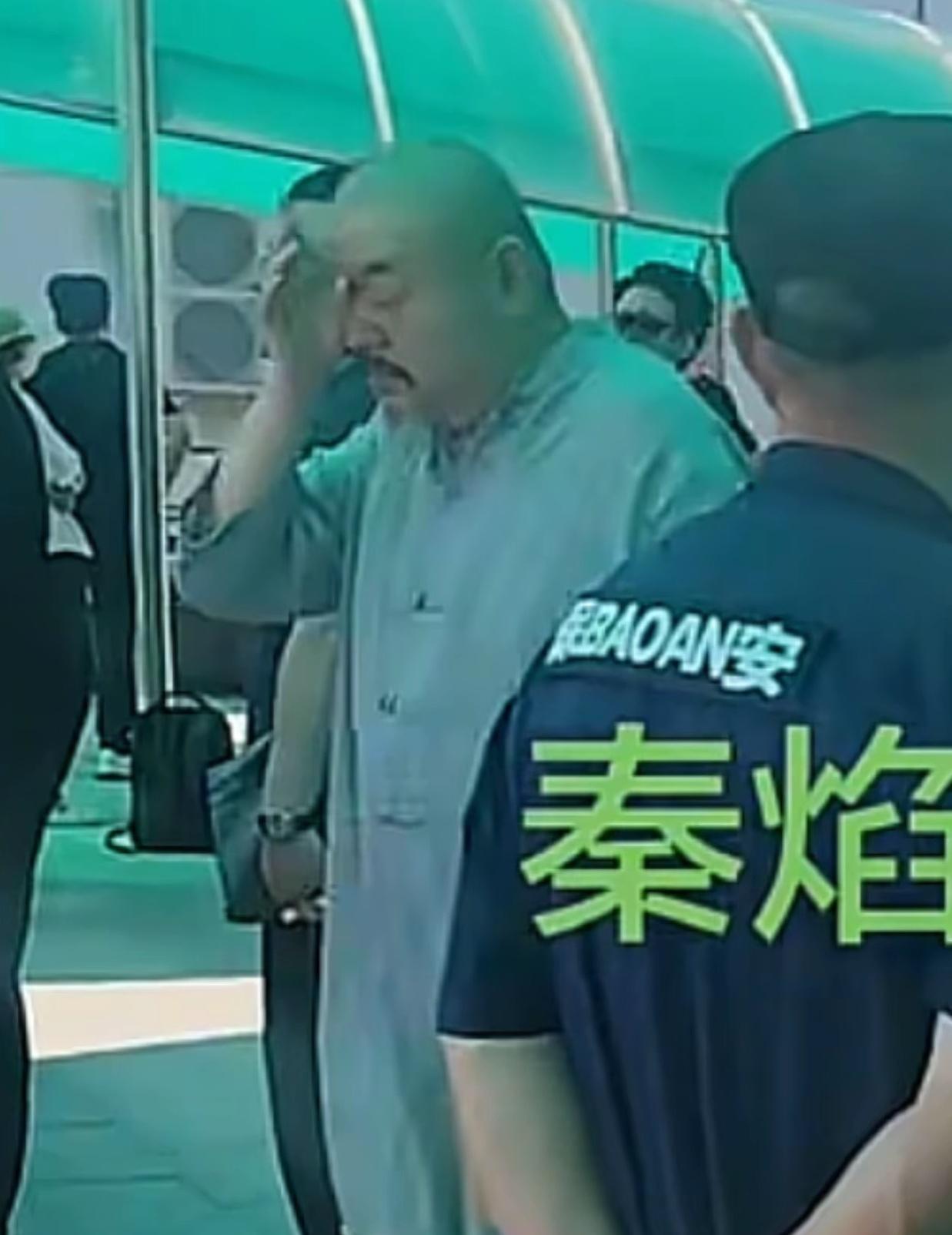 “老戏骨”秦焰追悼会，多位圈内好友现身送别谢宁走出来的时候，忍不住擦拭泪水，刘