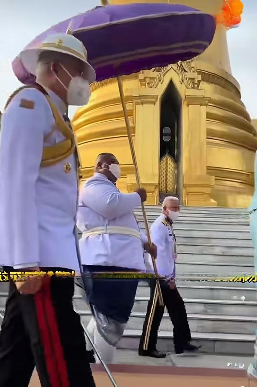 泰国王室规矩还是比较多的！现在泰王外出，也跟古代一样，需要有人举着华盖。而且为泰