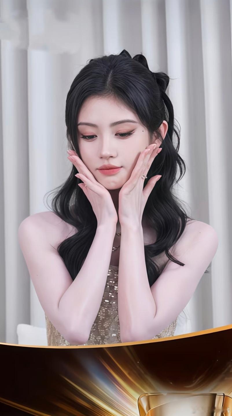 #鞠婧祎##鞠婧祎代言直播##怡丽丝尔##精致露肩裙##猫塑小鞠#鞠婧祎直播图片已打包喽🐱！​