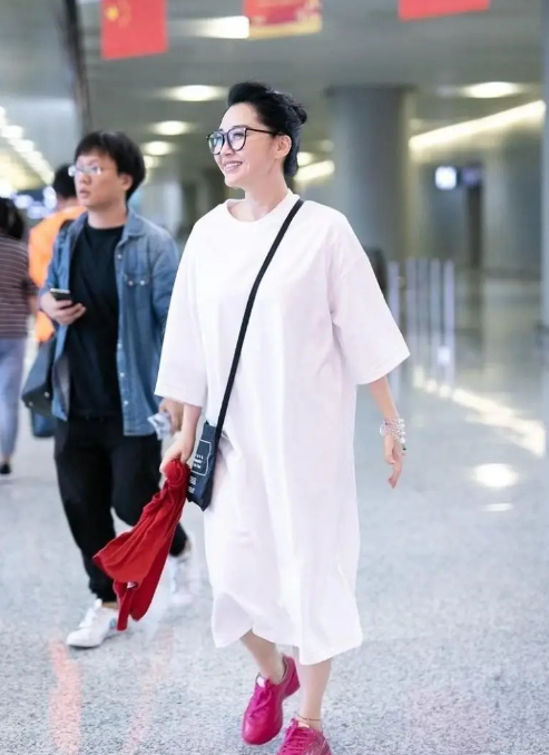 许晴56岁了，机场穿搭不露背不露腰，普通人25岁都难以打造这状态​​​