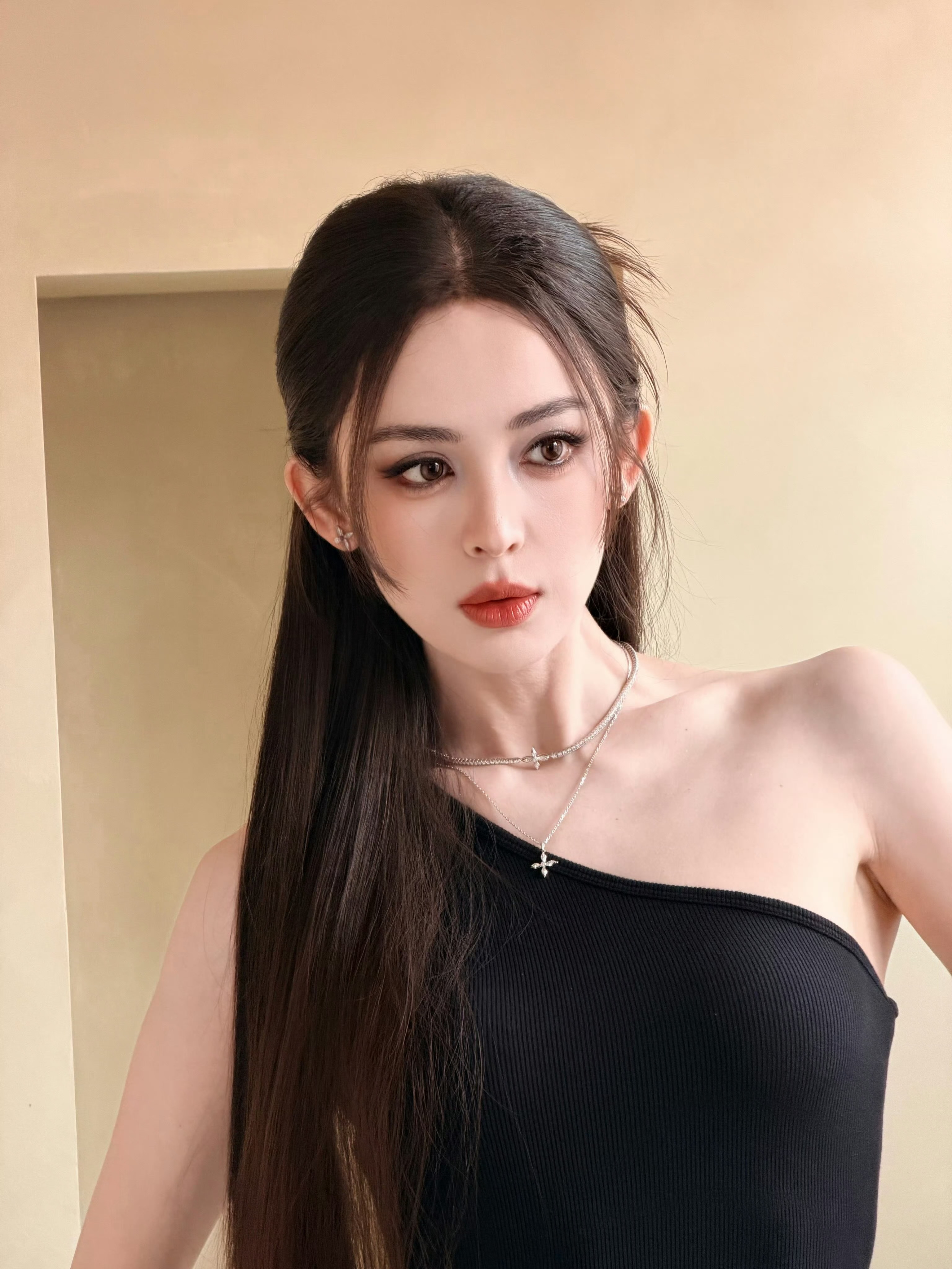 娜扎鸡毛毽子头浓颜美女氛围感狠狠拿捏。飒爽高马尾搭配高级烟熏妆容，简约斜肩款式衬