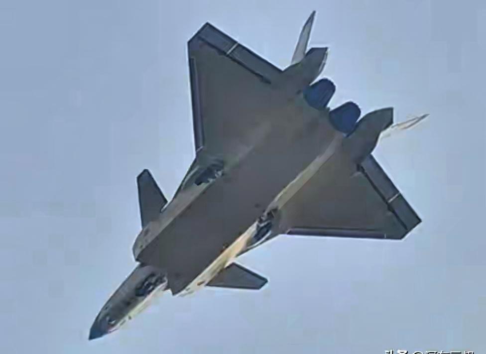 这回不用猜了，黄皮歼-20A扎堆试飞，这就是在给全世界“秀肌肉”！最近军迷圈