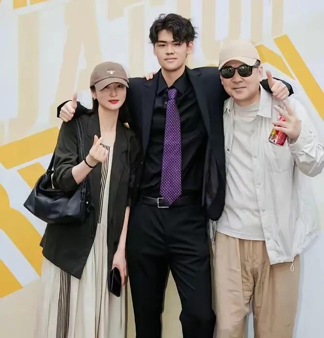 陈建斌笑逐颜开，脸上的褶子都藏不住，因为大儿子从人大附中毕业陈建斌难得笑得这么
