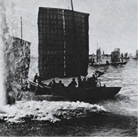幸亏渡江战役提前打响，否则后果不堪设想。1948年年底，毛主席提出，解放军一定要