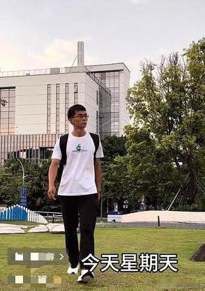 今天中午，唐尚珺更新视频说，英语报名已开启，他趁着周末去公园的间隙报了名，打算英