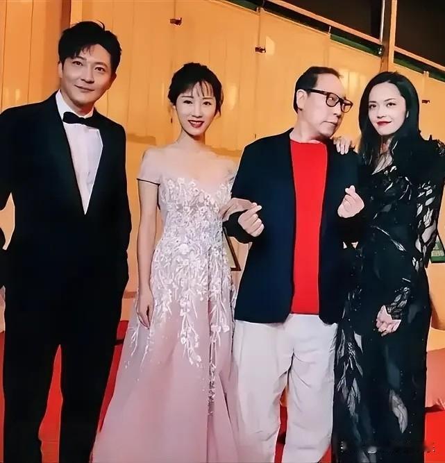 左边的是郭京飞，右边的是姚晨，看中间两位是谁？女生气质优雅，男生看上去咖位很高。