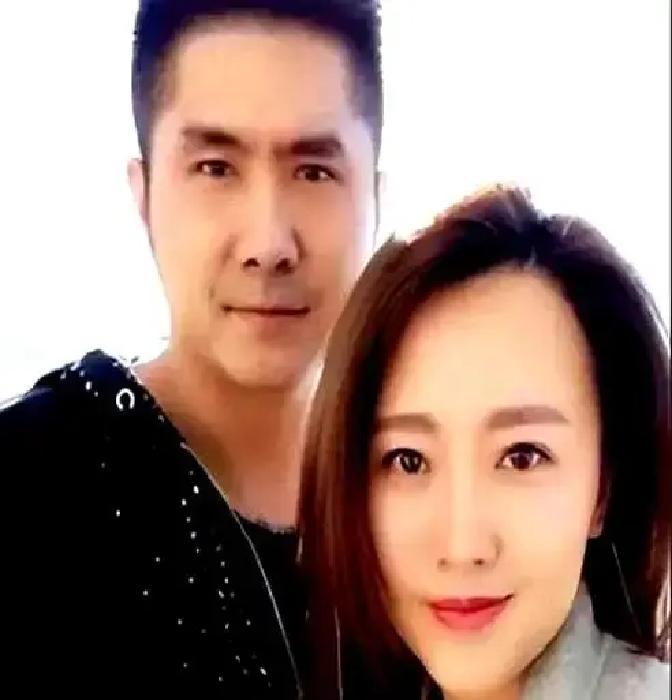 潘阳被传婚变，老公石磊十年没同框，自媒体说男方常驻海外连小区监控都查不到人。