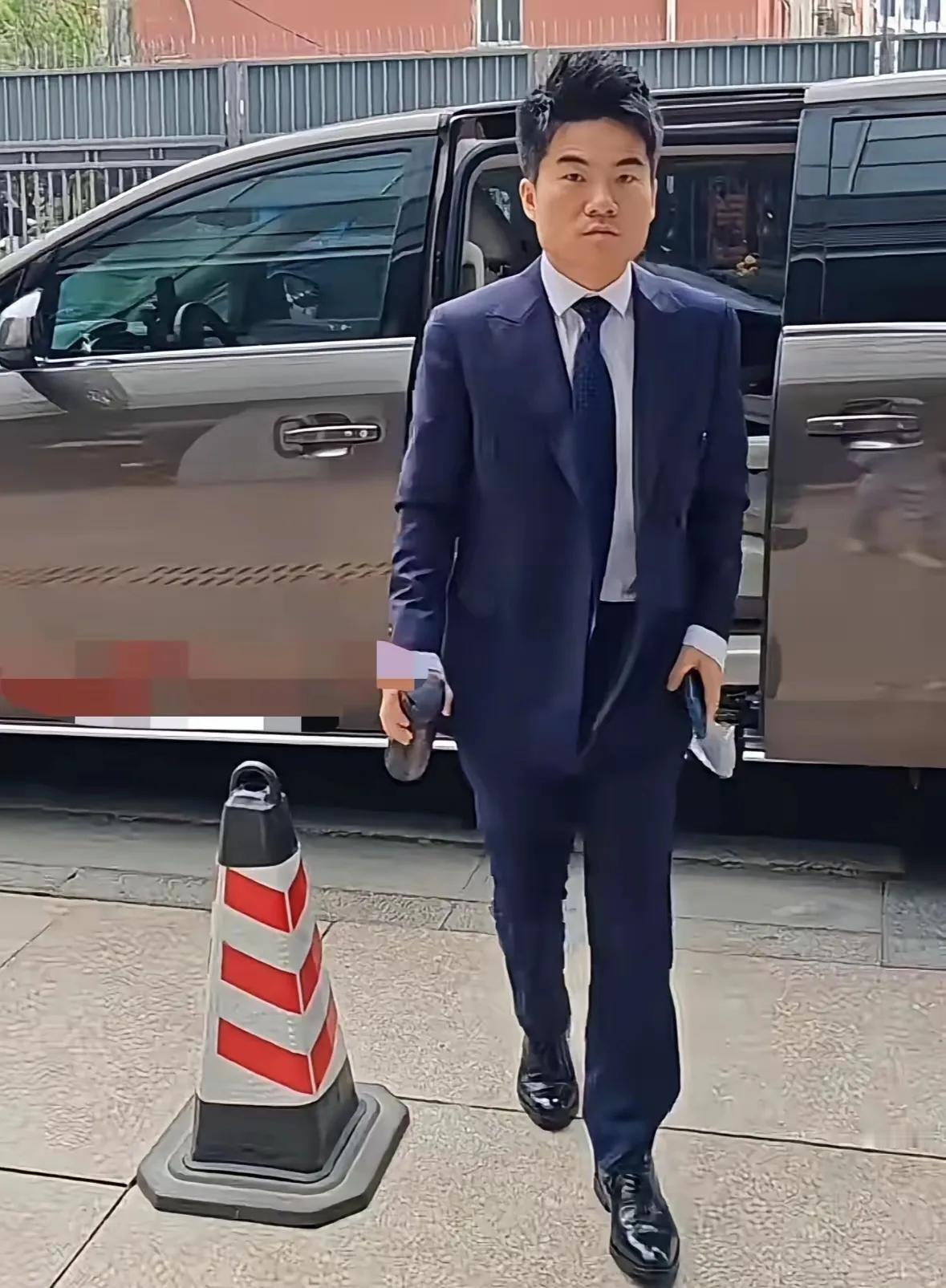 董宇辉，又开启新赛道了！正儿八经的大赛现场节目主持人！小孙想不通，离开他后董宇辉
