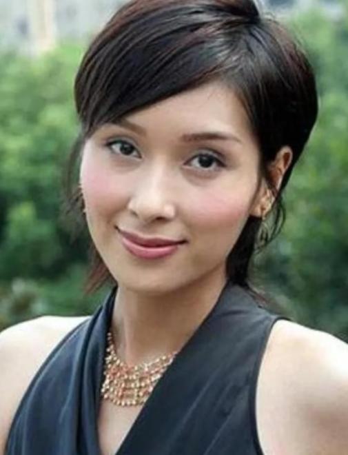 40岁上海富商周正毅偶遇27岁的杨恭如，瞬间沦陷心生爱慕，随即开启了猛烈的追求模