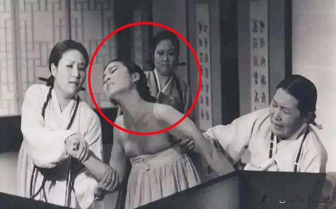 古代女太监净身有多残酷？远比凌迟更绝望。洪武年间，朱元璋发现年轻宫女与侍卫私通