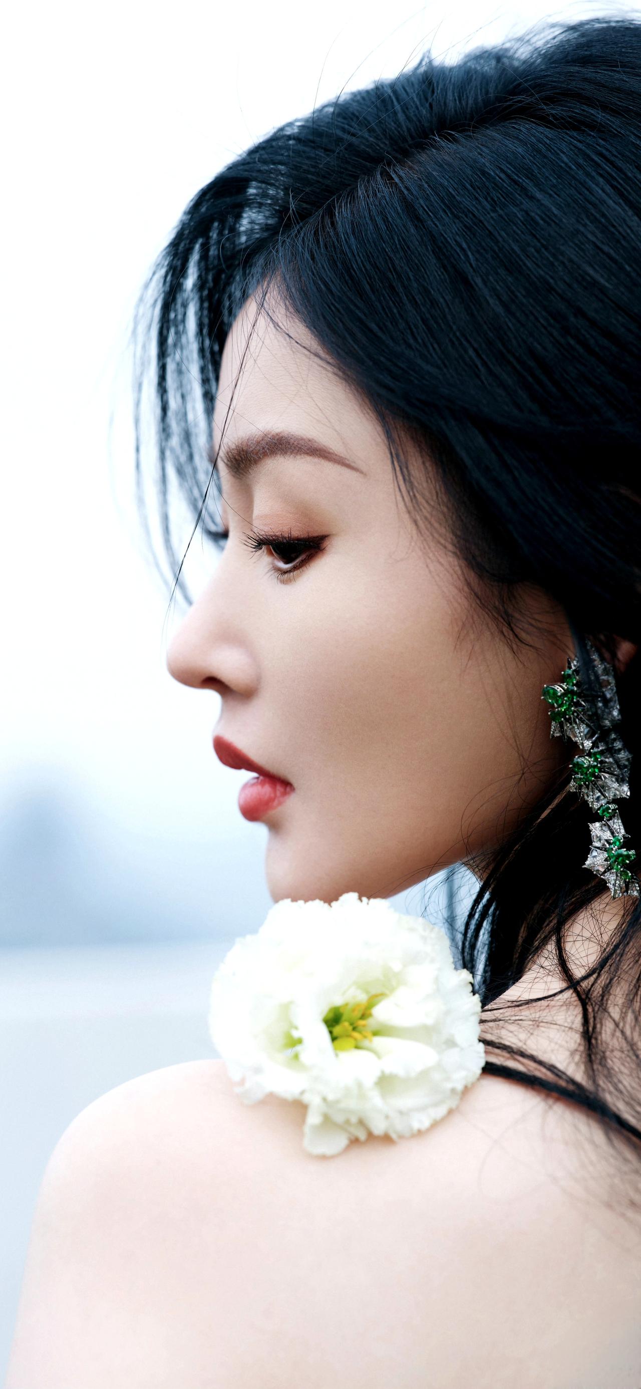 张天爱绝对是只妖精，又媚又感。一双勾人的眼眸，仿佛藏着无数的故事与风情，轻轻一瞥