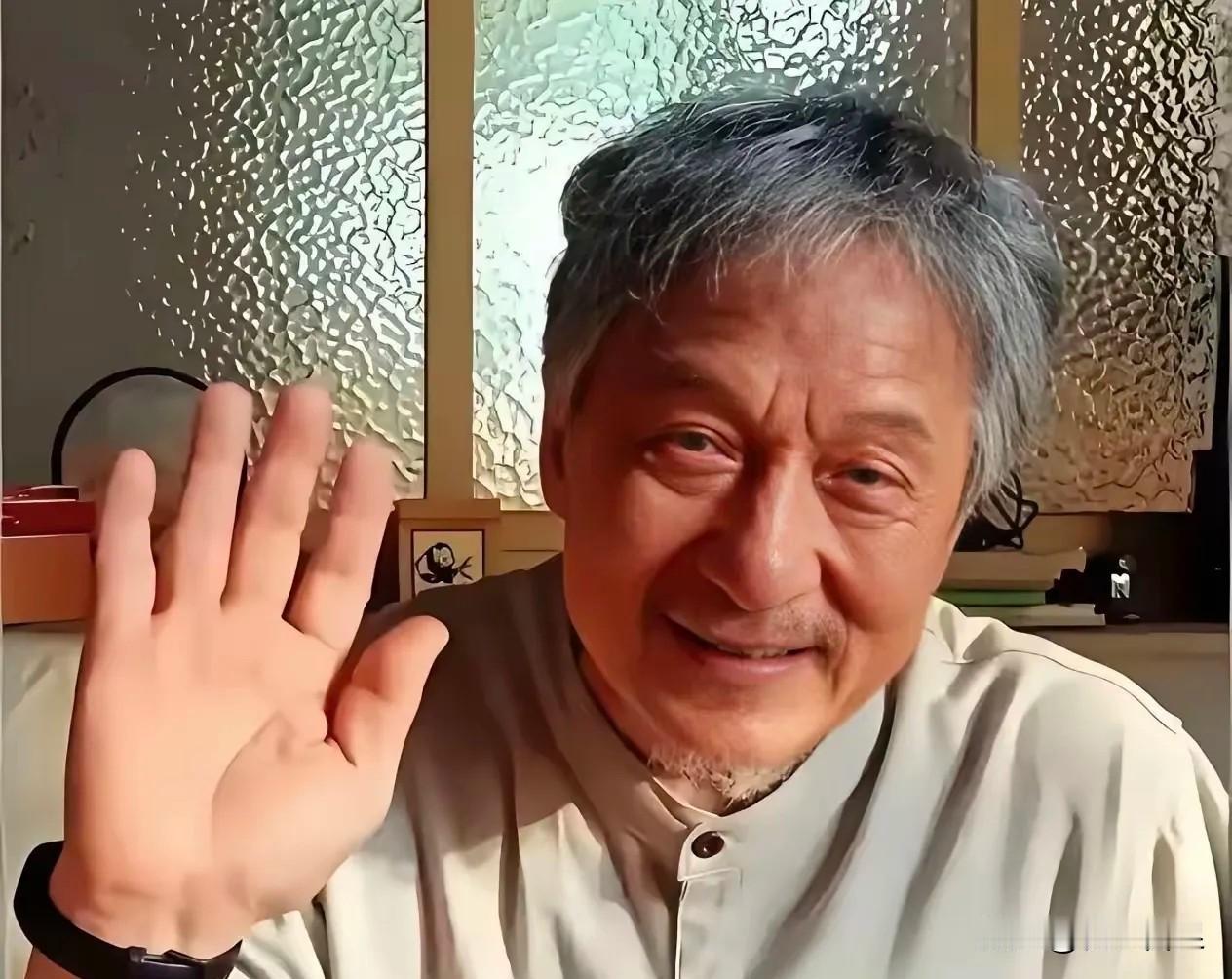 成龙一觉醒来，热搜炸了。一边是暖的，一边是冷的。暖的是，他大大方方承认自