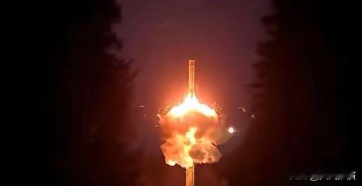 回应乌克兰袭击普京官邸，俄罗斯准备使用新武器！乌克兰用无人机袭击普京官邸这事