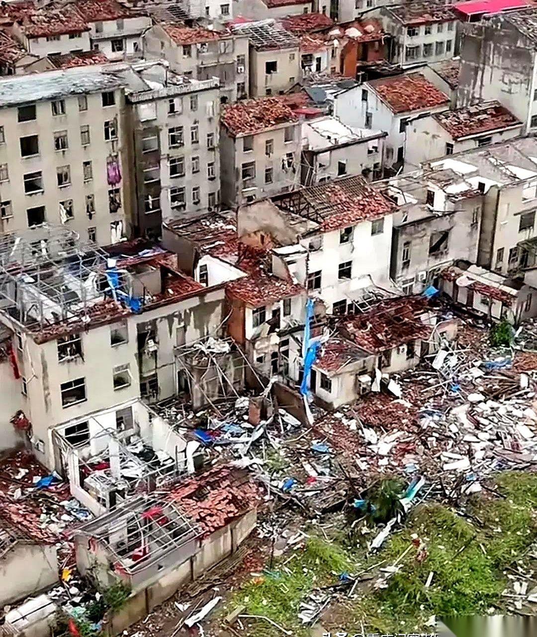 台风要来的消息，在业主群里炸开锅。网上全是窗户被吹爆的视频，我住20楼，坐不住了