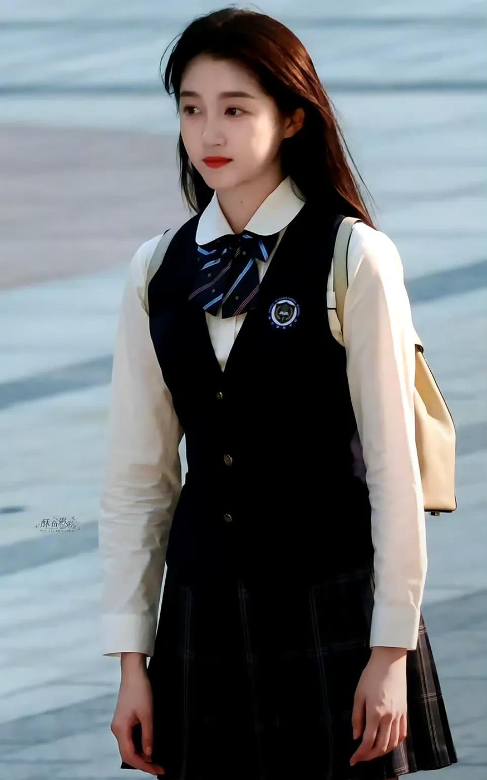 #记录我的2025#《耀眼》里关晓彤的校服look也太让人惊喜了吧！28岁的