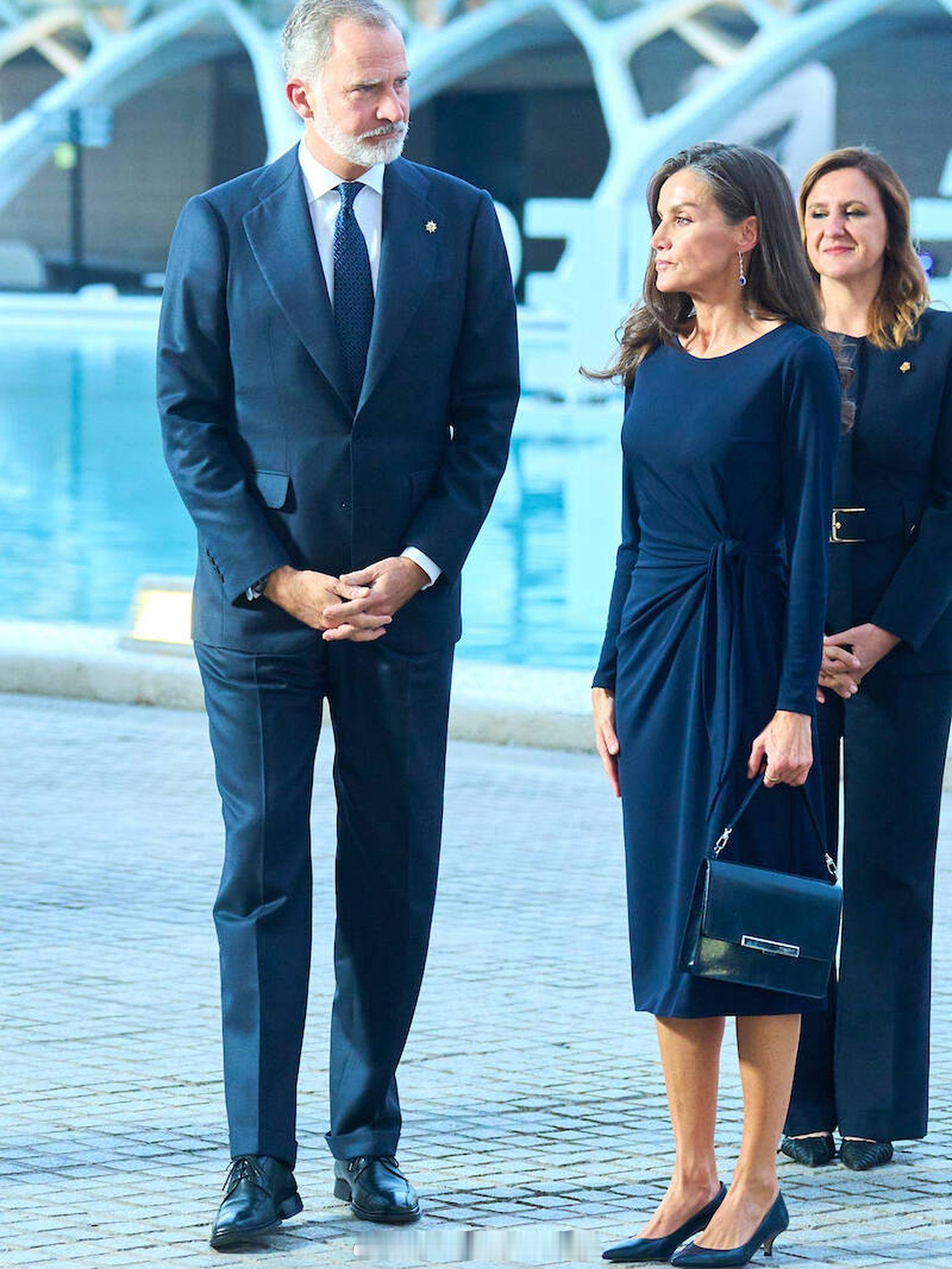 前几天在瓦伦西亚出席DANA一周年纪念活动时，莱后穿了一条海军蓝褶皱束腰连衣裙，