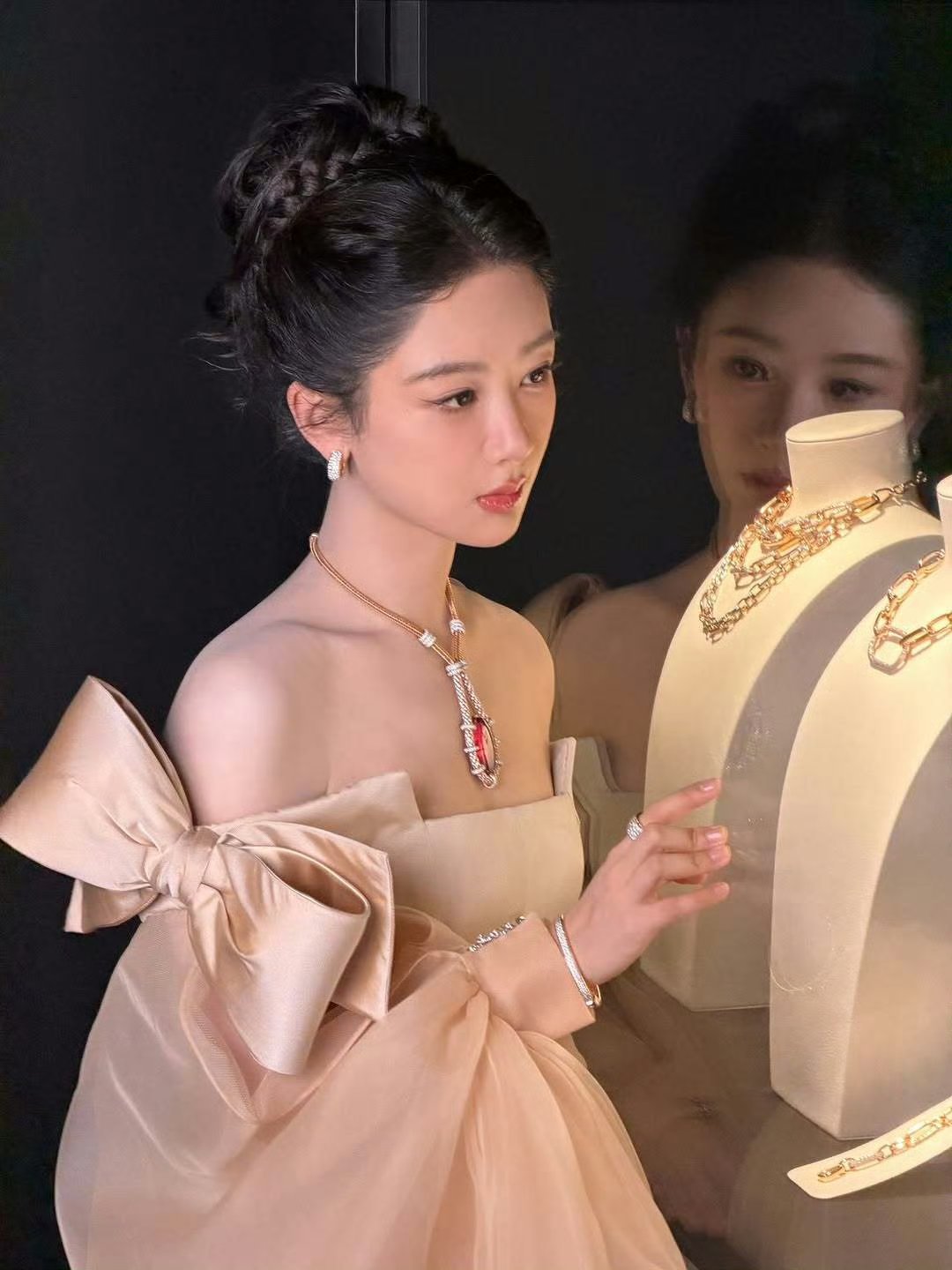 怎么了？这是穿礼服不允许杨紫穿高跟鞋了吗？图中博主跟它评论区的那些头上的裹脚布又