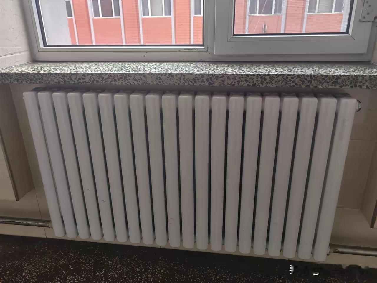 北方的暖气就是很神奇的存在！没给暖气前，北方是外边热，屋子里阴冷！外边只要有太