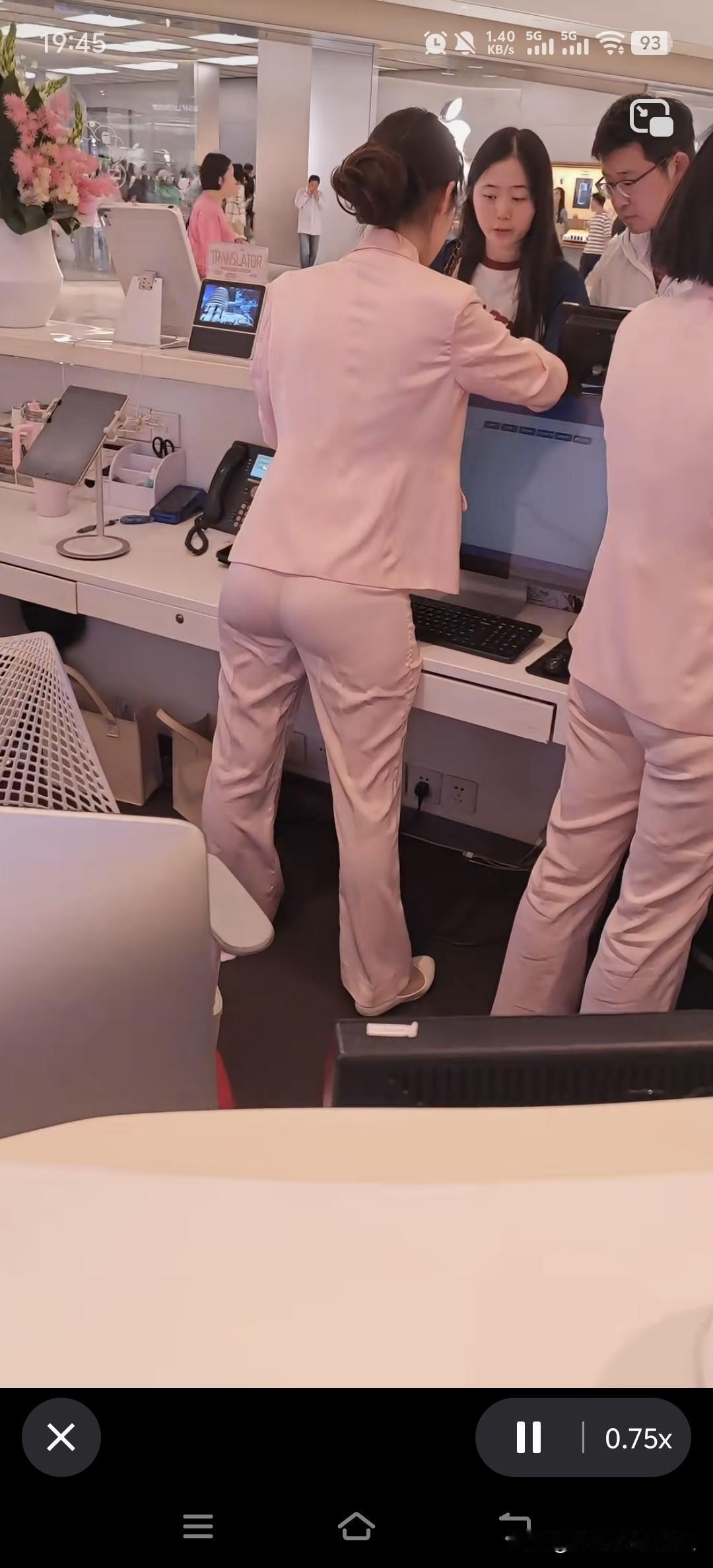 春夏季节，嫩粉色系穿搭在职场简直是一股清流。像单依纯穿的粉色马甲，优雅精致又不隆