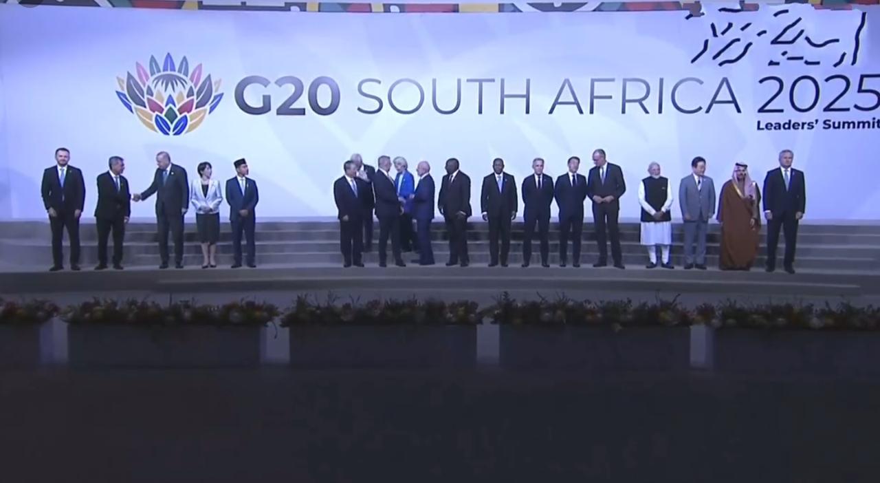 11月22日南非G20大合影来啦！拍照现场十分热闹，女士们看点满满！首先是主要成