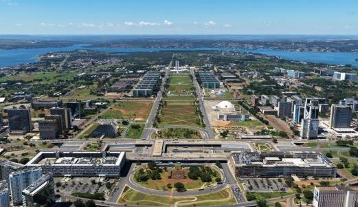 美国稀土公司是真急了，二话不说砸出28亿美元，直接把巴西的稀土矿给买下来了，啥也