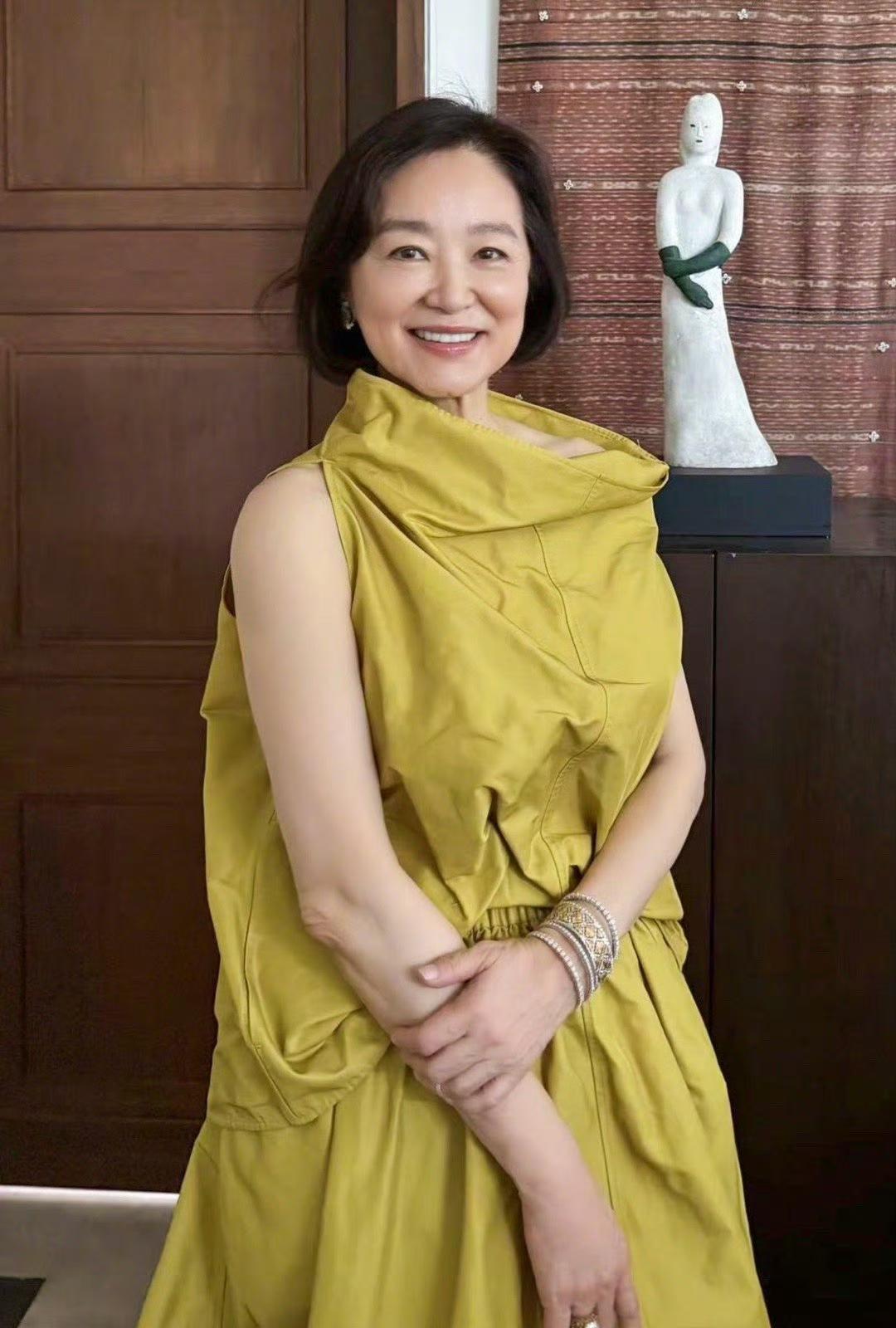 林青霞这个造型美吗？美！很美！一个71岁的女人，穿出了四五十岁的模样，能不美