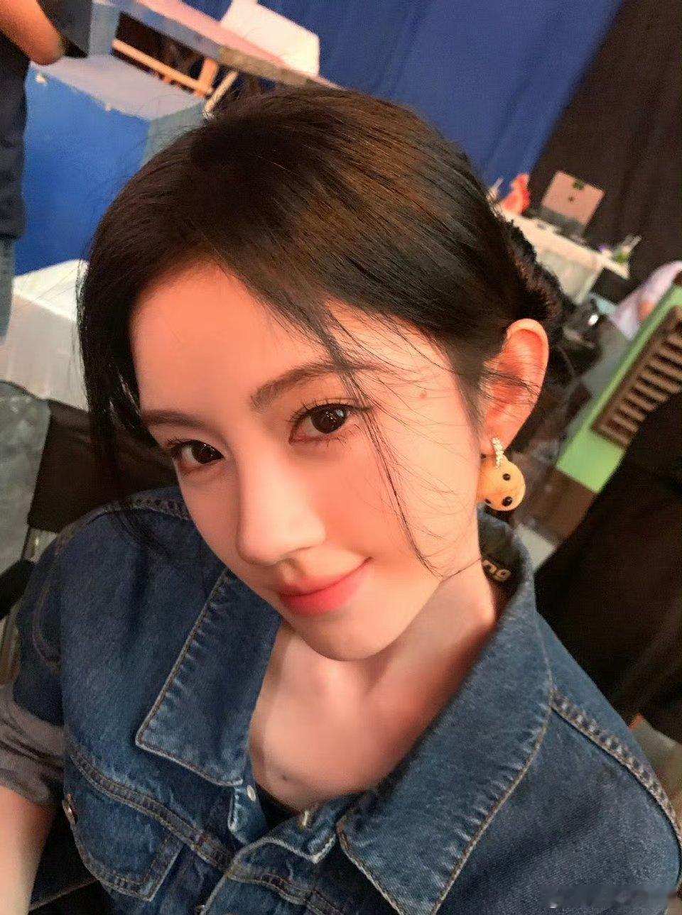 这个小猫咪看到鞠婧祎戴小狗耳环就这样震惊吗[doge]那看到来战新海报岂不是更震
